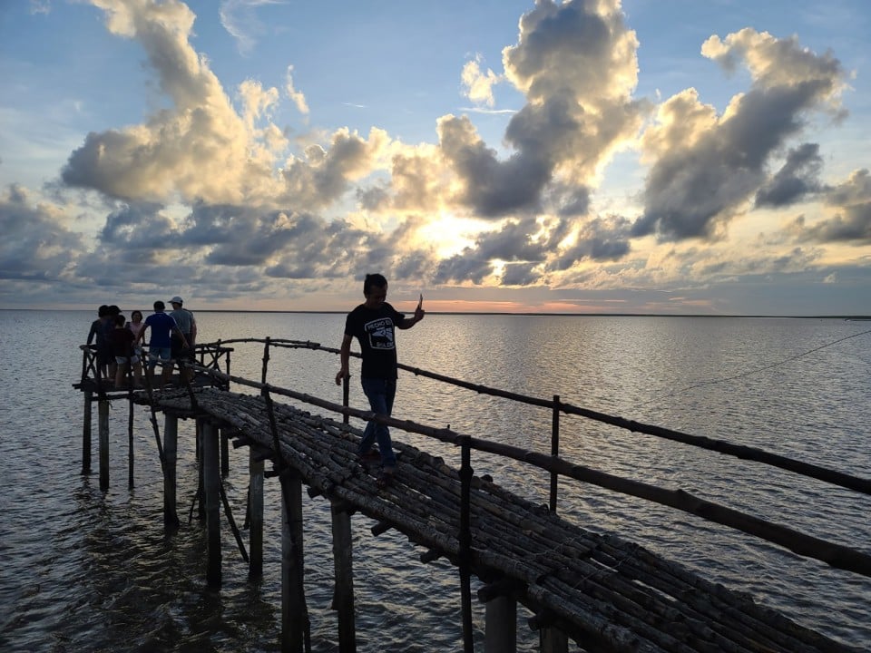 Coming to Ca Mau Cape, tourists can watch the sunrise and sunset on the sea (Hoang Nam)