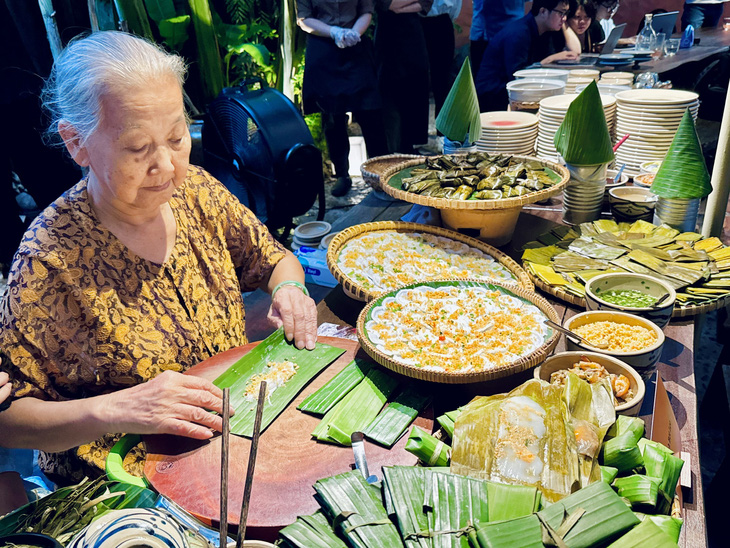 Mạ Thương gói bánh tại sự kiện Huế - Nhớ Mạ ta xưa - Ảnh: HỒ LAM