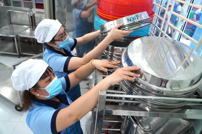 Cleaning staff and arranging utensils in the kitchen of Bong Sao Primary School in early October. Photo: CP