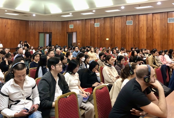 Les lecteurs présents à la rencontre avec Bernard Werber ont rempli l'auditorium. Photo : Phuong Linh