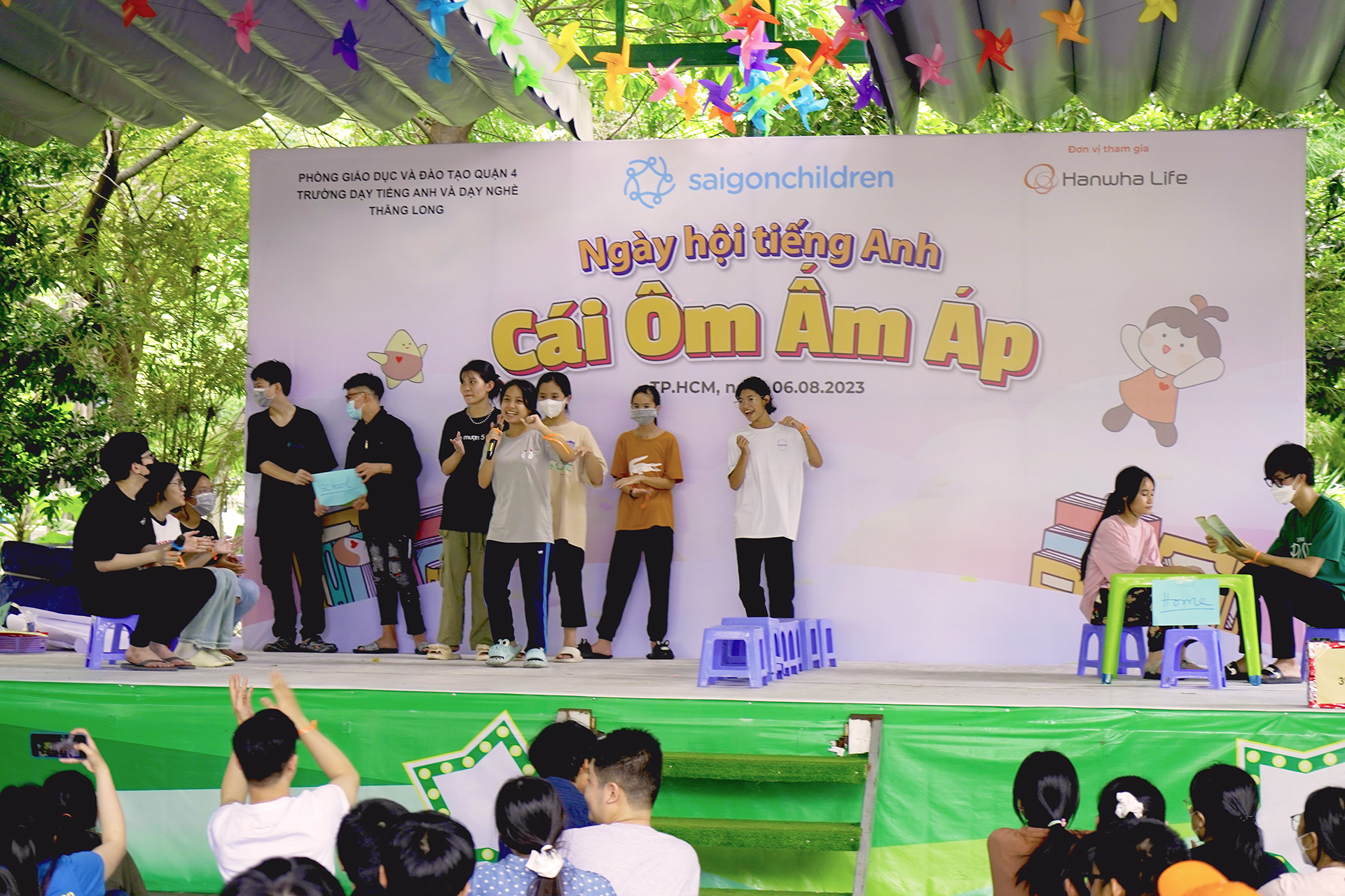 Hanwha Life Vietnam gives love to disadvantaged students photo 3