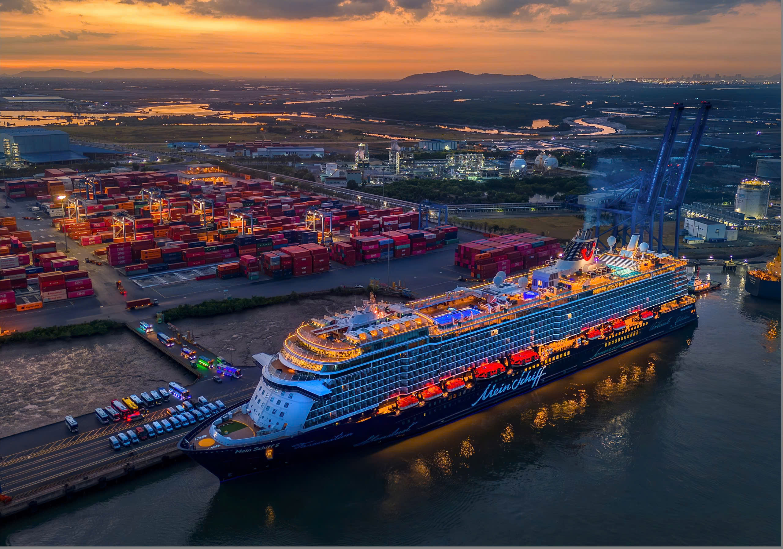 เรือยอชท์สุดหรู Mein Schiff 5 นำแขกจากต่างประเทศมายัง Ba Ria - Vung Tau