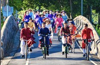 Des centaines de personnes ont participé à l'activité « Ao Dai et vélo pour l'environnement ».