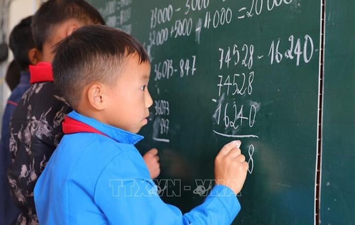 少数民族のためのトゥオンフン小学校寄宿学校の生徒たち（ハザン省メオヴァック郡トゥオンフン国境村）が、2023～2024年度の新学期の開校式後、最初の数学の授業を受けている。（イラスト写真：VNA）