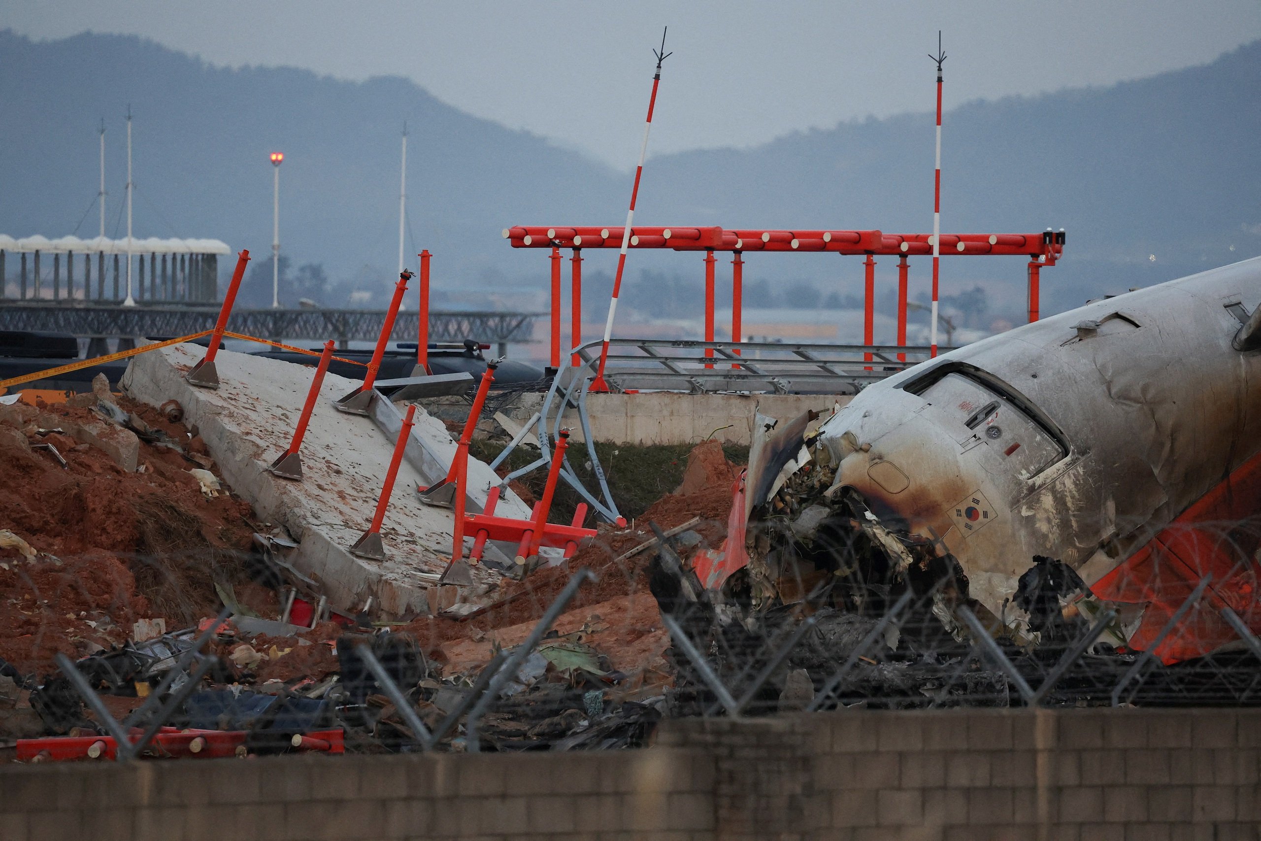 Reuters: Có lông chim và máu trong cả hai động cơ máy bay Jeju Air- Ảnh 1.