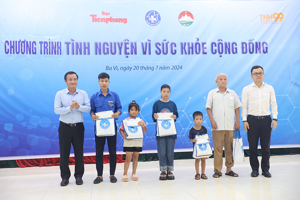 The delegation presented 5 gifts to 5 students in difficult circumstances in Minh Chau commune.