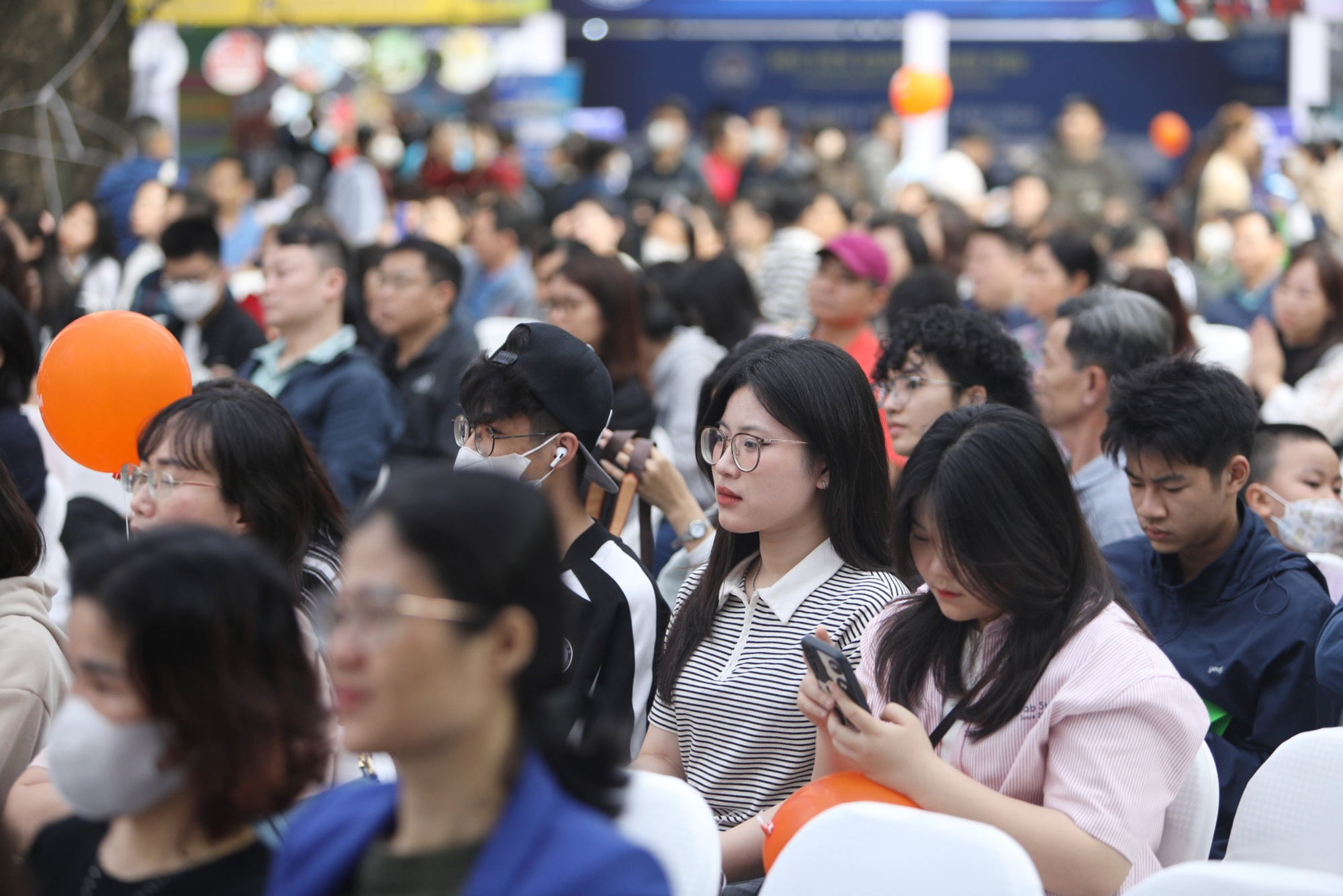 Học sinh nghe chuyên gia nhắc những thông tin tuyển sinh cần lưu ý tại ngày hội - Ảnh: DANH KHANG