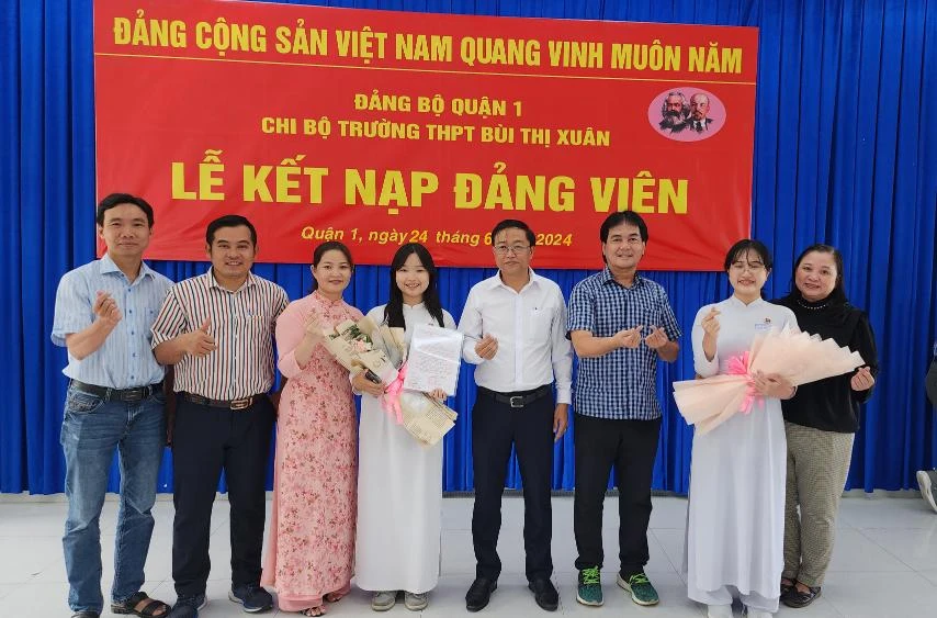 Quận 1: Kết nạp hai học sinh ưu tú vào Đảng