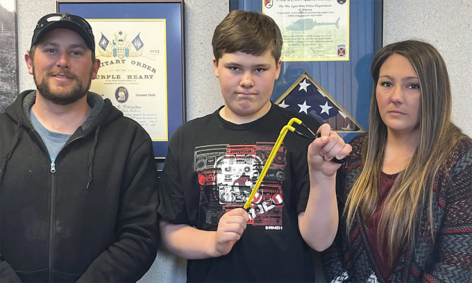 Owen Burns (au centre) avec ses parents lors d'une conférence de presse au commissariat de police local d'Alpena, Michigan, États-Unis, le 17 mai. Photo : AP