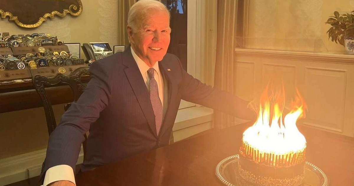 Biden fête son anniversaire avec un gâteau flamboyant