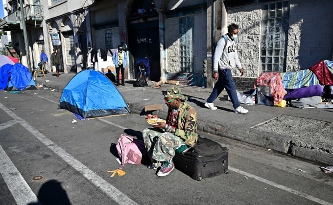 Am 22. November liegen Zelte, Decken und Kleidung von Obdachlosen auf einer Straße in Los Angeles verteilt. Foto: AFP