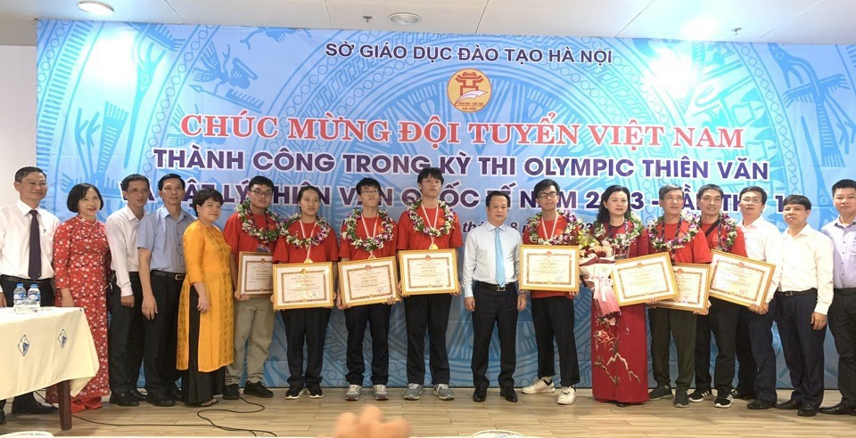 Representatives of the Hanoi Department of Education and Training and schools congratulated the Hanoi student delegation for their high achievements at the 2023 Astronomy and Astrophysics Olympiad.