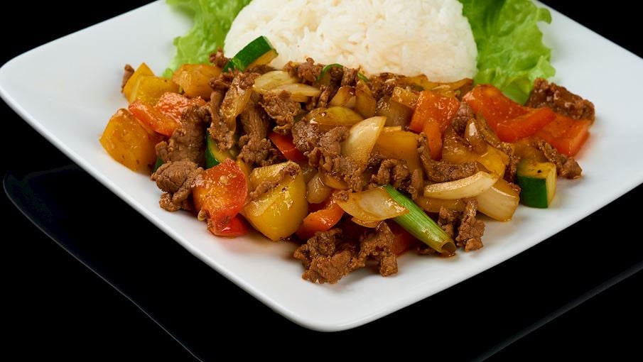 Le bœuf haché est un plat qui équilibre protéines et fibres car il contient à la fois du bœuf et une variété de légumes et de fruits.