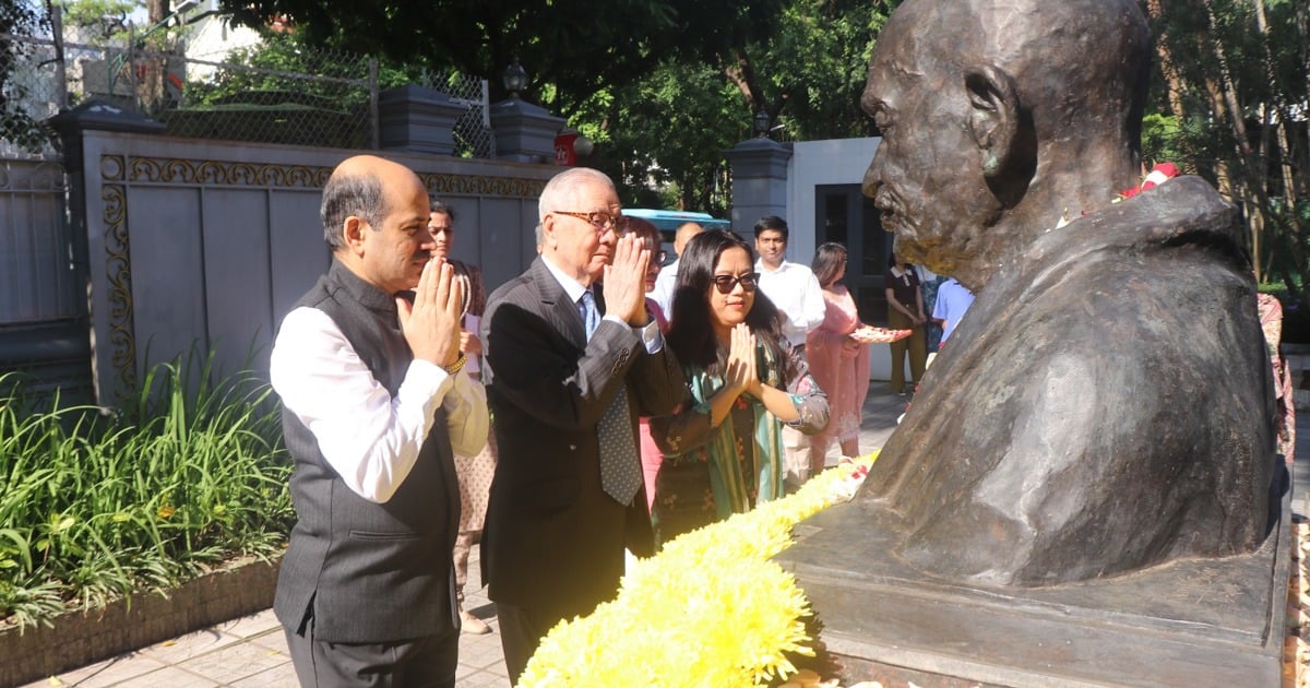 Celebración del 155 aniversario del nacimiento de Mahatma Gandhi en Hanoi