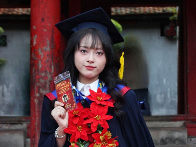 Female student 'turns the tide' to become valedictorian of Hanoi Medical University