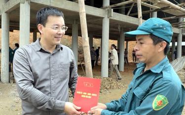 El secretario del Comité Distrital del Partido, presidente del Consejo Popular del Distrito de Yen Binh, An Hoang Linh, presentó su apoyo para eliminar las casas en ruinas de los hogares pobres en la aldea de Lang Na, comuna de Phuc Ninh.