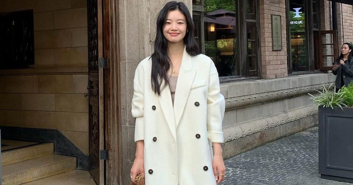 Trench coat màu trung tính dẫn đầu xu hướng thời trang đông này