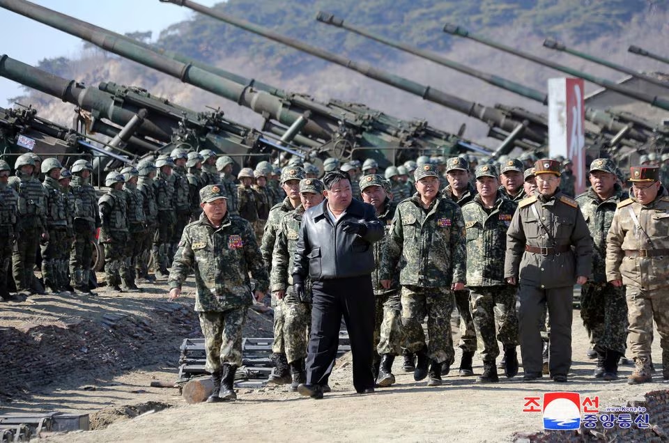 金正恩氏が北朝鮮の大規模な砲撃訓練を指揮 写真1