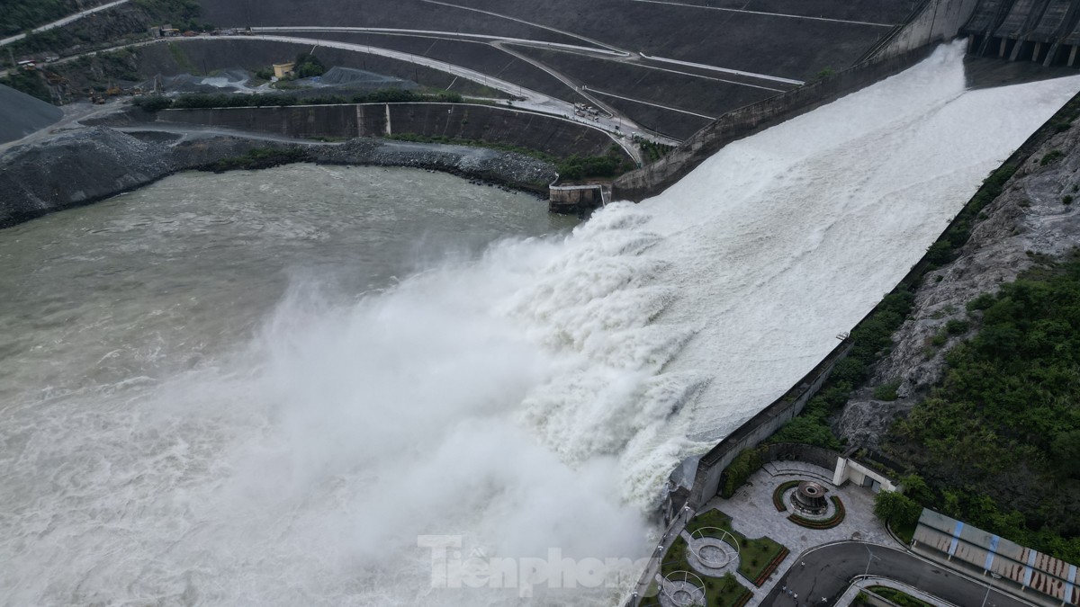 CLIP: People flock to Hoa Binh Hydropower Plant to watch flood discharge photo 5