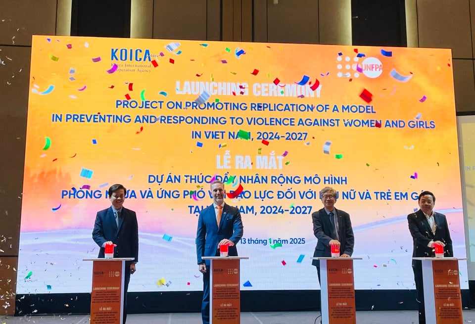 (Von links nach rechts) Minister für Arbeit, Invaliden und Soziales Le Khanh Luong, Herr Matt Jackson, UNFPA-Vertreter in Vietnam und Lee Byung Hwa, Landesdirektor der Korea International Cooperation Agency (KOICA) in Vietnam drücken den Knopf, um das Projekt zu starten. Foto: Tung Lam