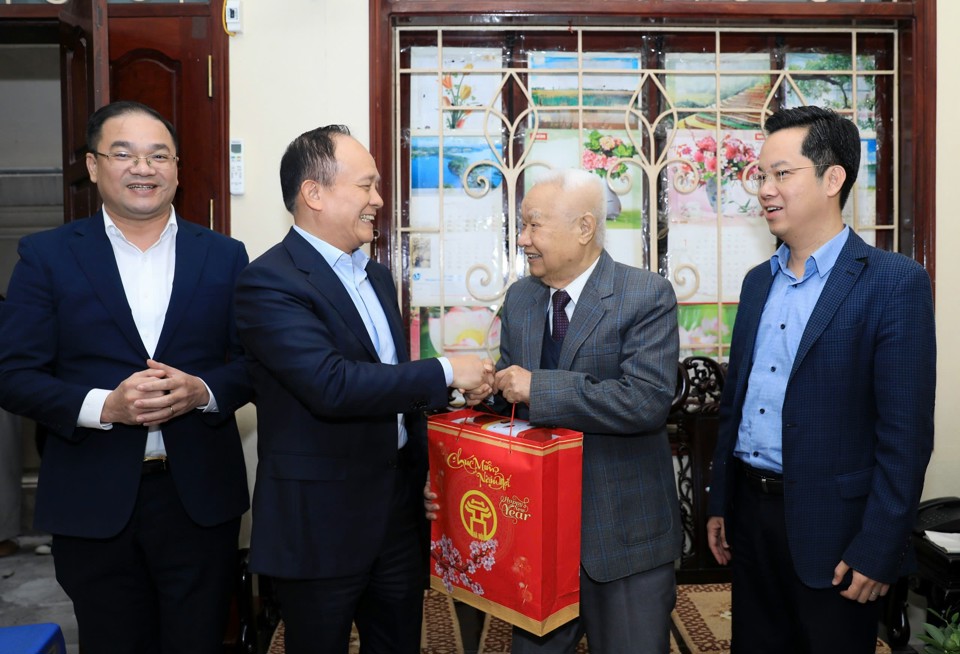 Chairman of the City People's Council Nguyen Ngoc Tuan presented a gift to Mr. Nguyen Anh Kieu, a 4/4 class war invalid.