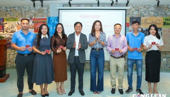 El periódico Journalist & Public Opinion organizó el programa 'Regreso a la fuente y entrega de tarjetas de membresía' en el sitio histórico de la Escuela de Periodismo Huynh Thuc Khang.