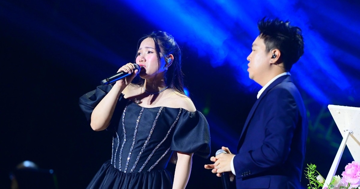 Thuy Chi - Le Hieu sweetly sings a duet, "going home" with musician Viet Anh