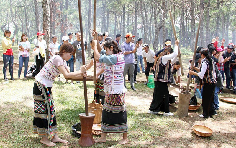 中央高地の少数民族が村祭りを楽しんでいます。