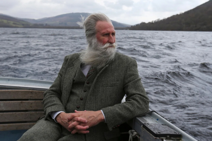 นักธรรมชาติวิทยา Adrian Shine ล่องเรือบนทะเลสาบ Loch Ness ภาพ : รอยเตอร์ส