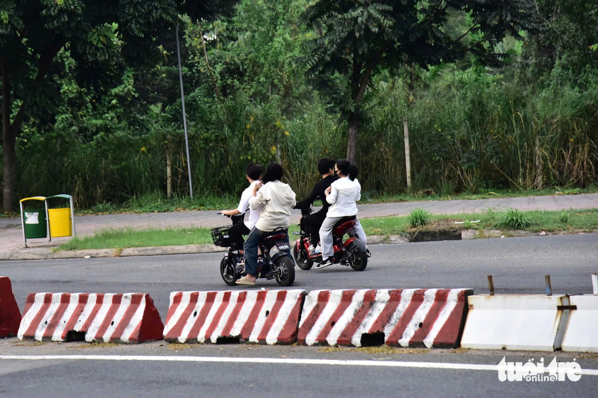 Không đội mũ bảo hiểm, tống ba… trong làng đại học TP.HCM - Ảnh 4.