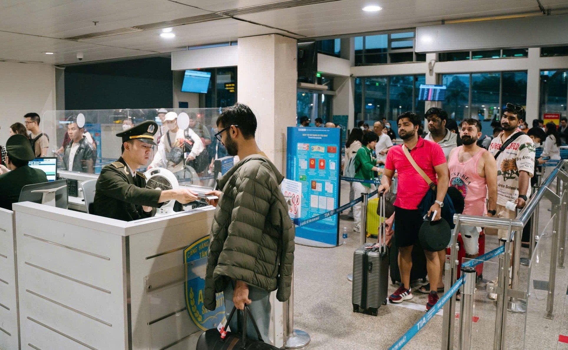 Scène inattendue pendant l'heure de pointe à l'aéroport de Tan Son Nhat le jour de l'An, photo 4