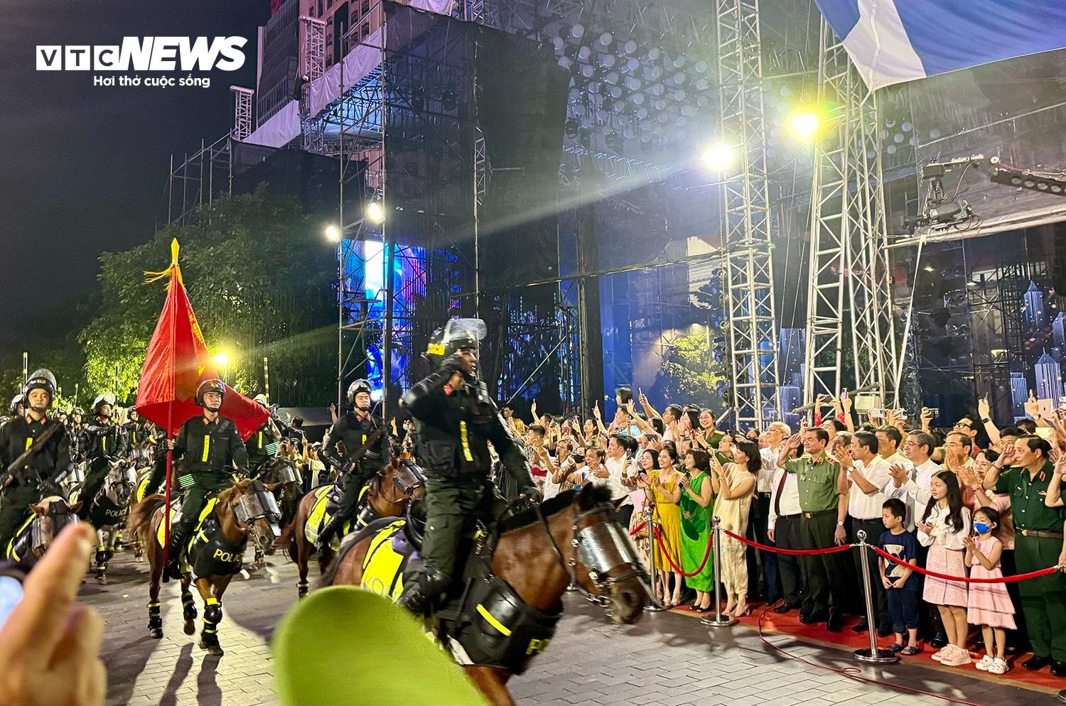 Défilé de la cavalerie mobile de la police sur la rue piétonne Nguyen Hue - 10