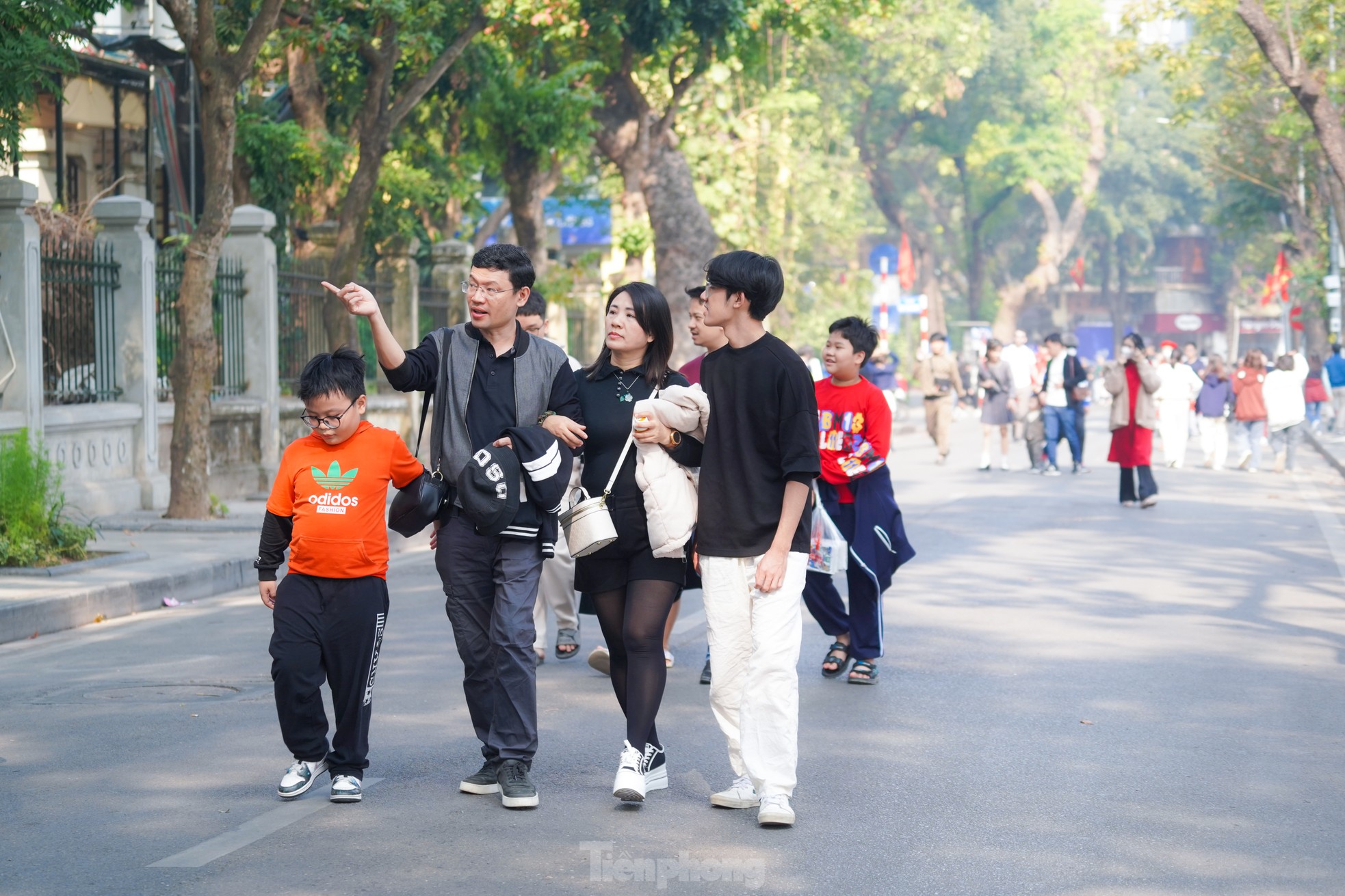 Hanoians leisurely stroll and sightsee on the first day of the new year photo 2