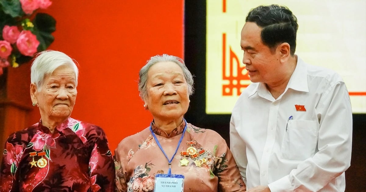 El presidente de la Asamblea Nacional, Tran Thanh Man, entrega obsequios a personas meritorias en Hau Giang