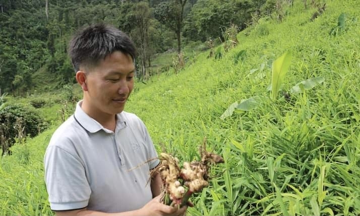 Chàng trai trẻ người Mông - Xồng Bá Lẩu, năm nay 36 tuổi nhưng đã là một trưởng bản uy tín, trách nhiệm ở xã vùng biên xa lơ xa lắc