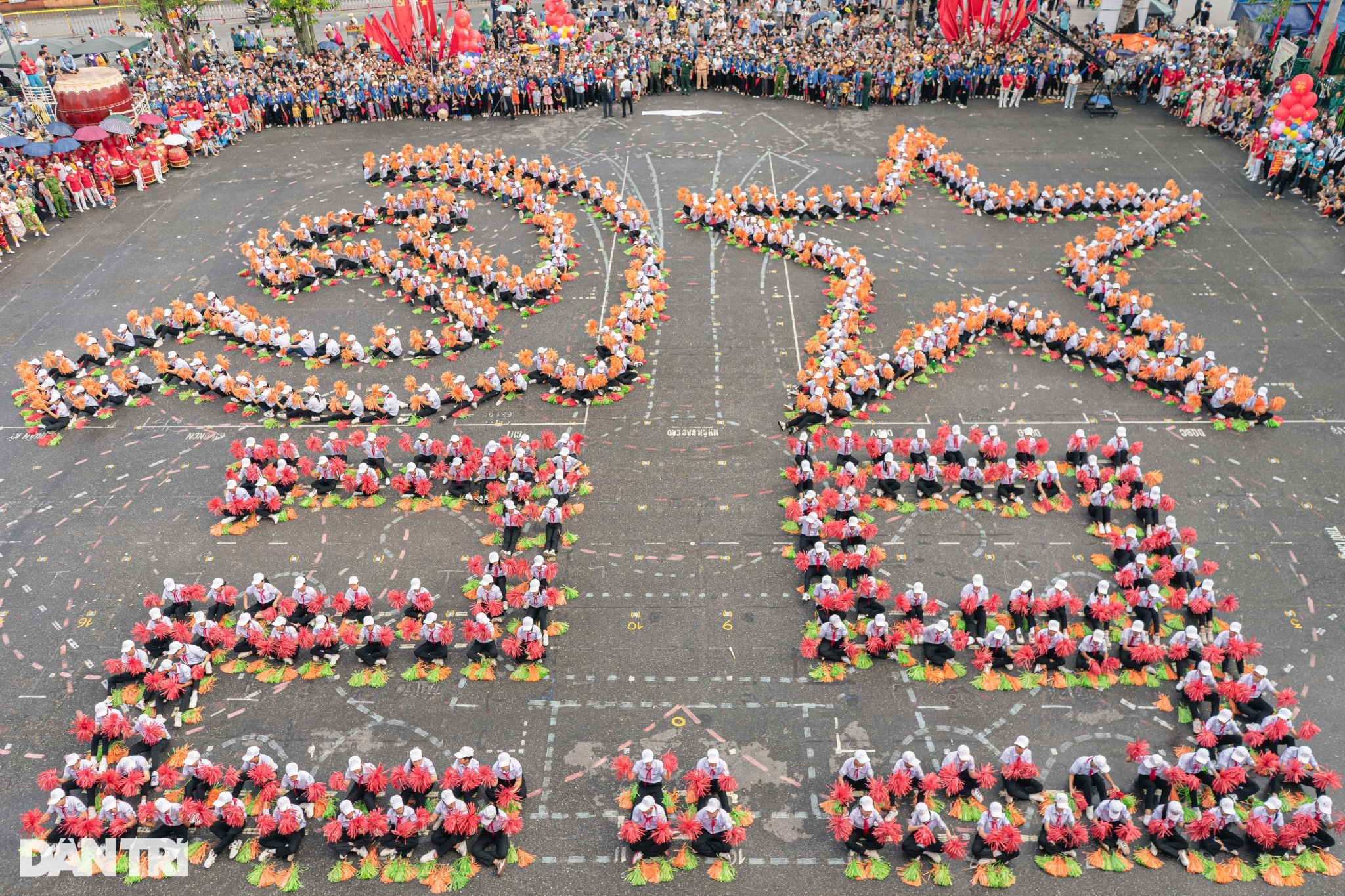 Nam Dinh: Hundreds of people form national flags and party flags to celebrate National Day