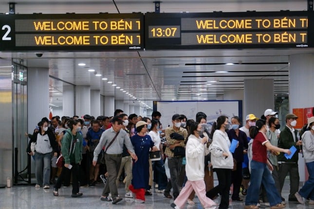 Direkt nach dem Countdown-Programm hat die U-Bahn von HCMC 14 Nachtfahrten hinzugefügt, um Kunden zu bedienen. Foto 1