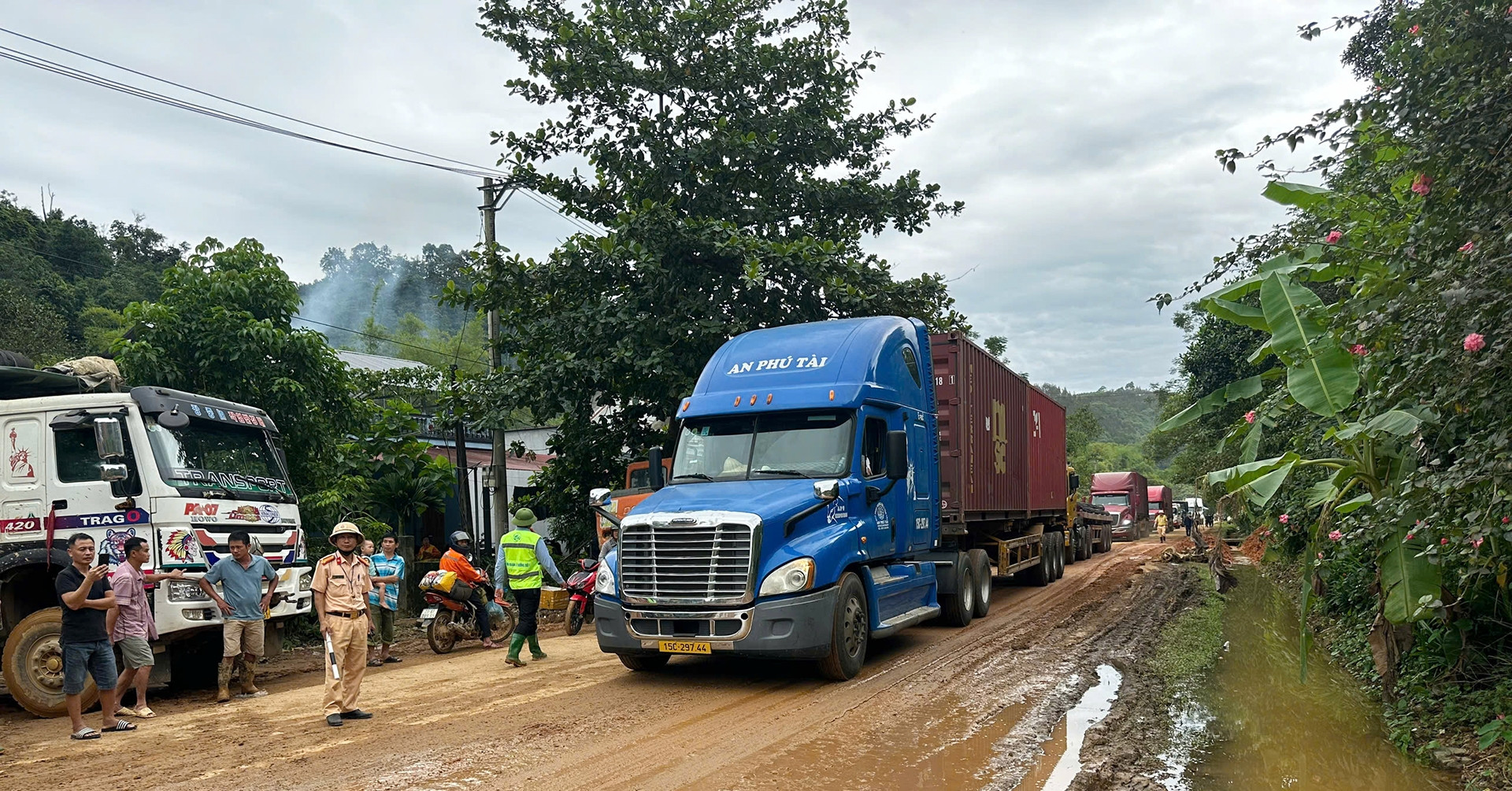 Quốc lộ 2 qua Hà Giang thông suốt sau 3 ngày bị quả đồi sạt lở sụp xuống