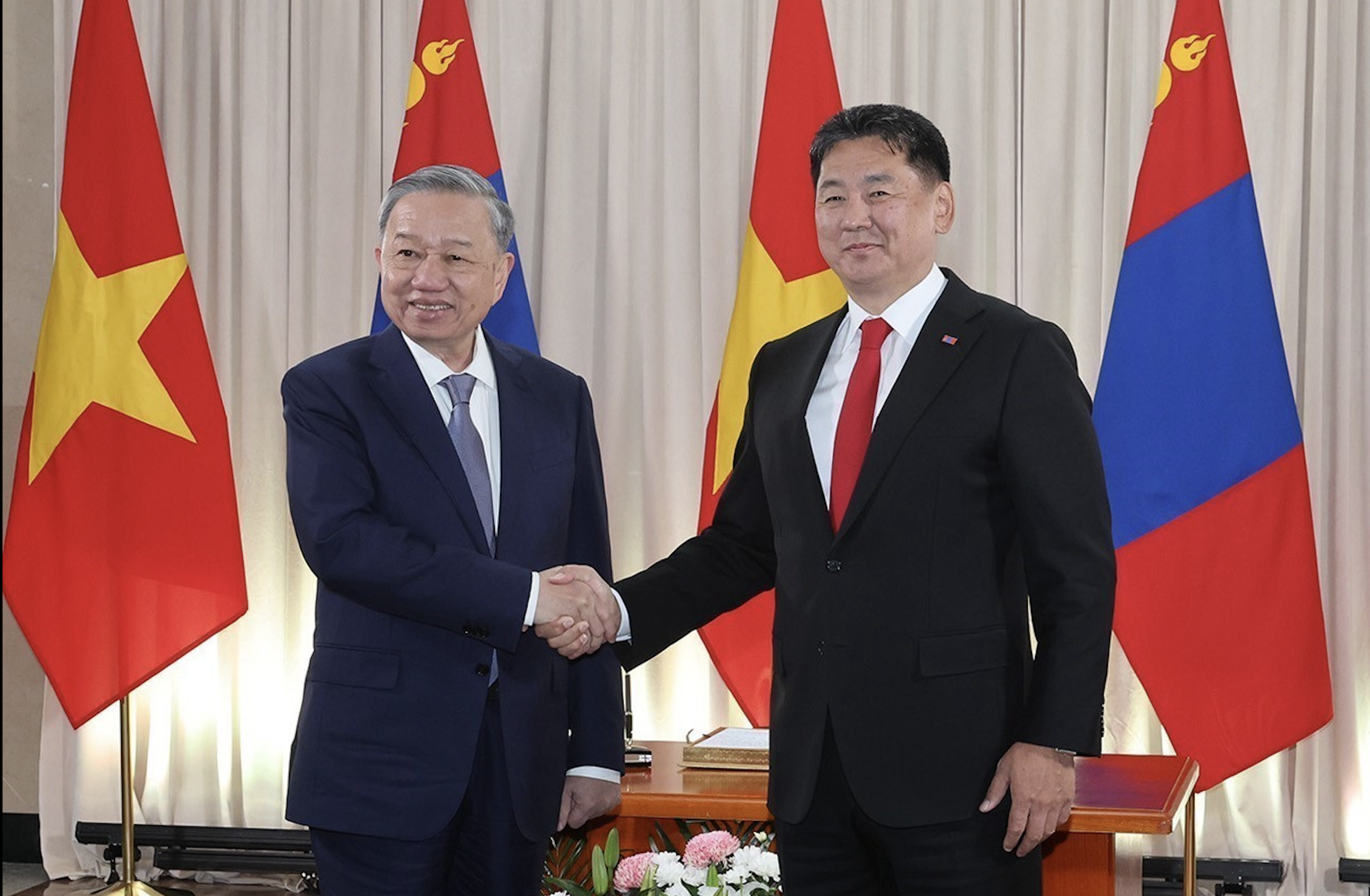 El presidente de Mongolia ofrece una ceremonia de bienvenida al secretario general y presidente To Lam