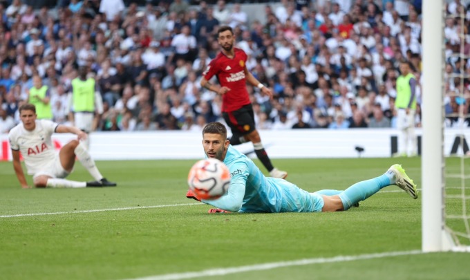 Vicario después de una atajada en la victoria del Tottenham por 2-0 sobre el Manchester United en la segunda ronda de la Premier League el 19 de agosto. Foto: AFP