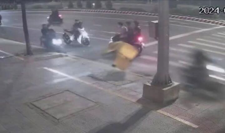 Phuoc's group crushed another car and attacked another group of teenagers. (Photo: cut from camera).