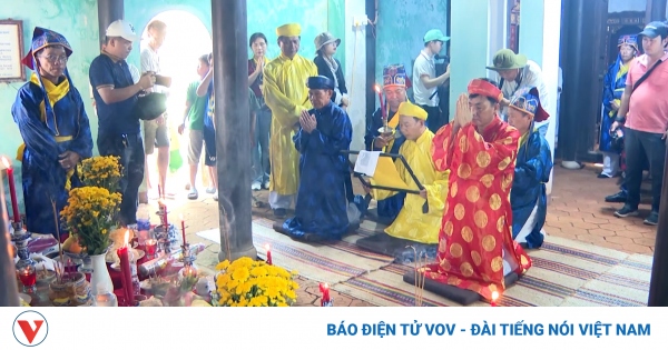 De nombreux touristes internationaux assistent à la cérémonie de vénération du fondateur de la profession de nid d'oiseau sur l'île de Cu Lao Cham.