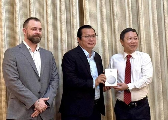 Vice President Duong Anh Duc received a letter of commitment from Google to support digital transformation in the education sector of Ho Chi Minh City.