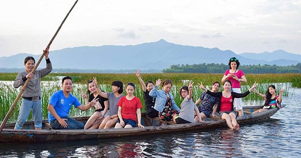 People are flocking to Tra O lagoon, a natural freshwater lagoon with black eel, a specialty of Binh Dinh.