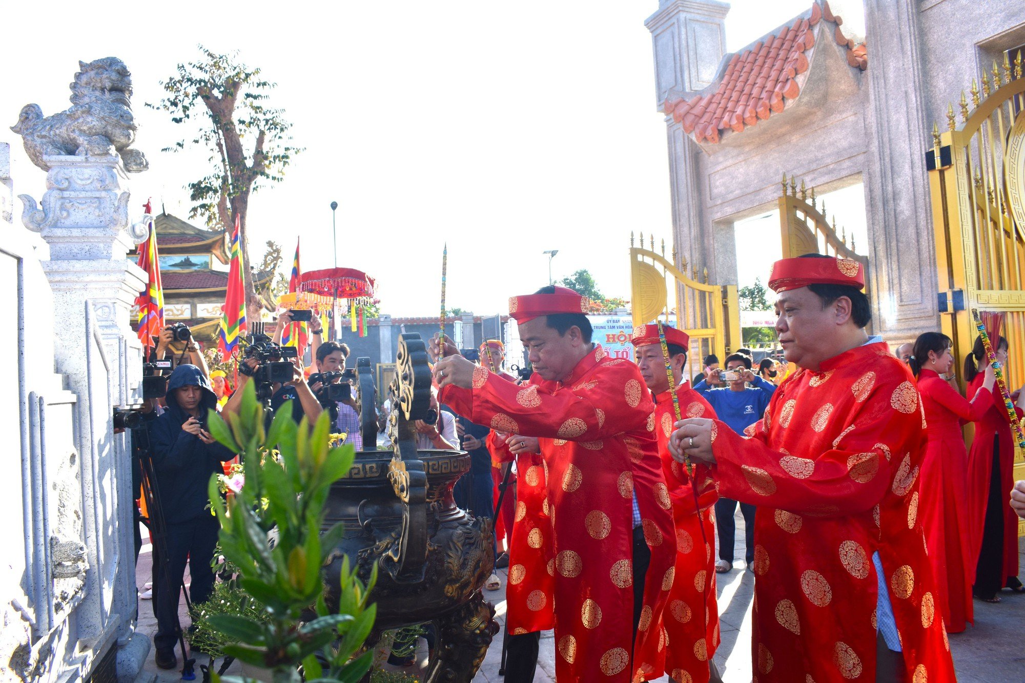 Ngàn người thành kính dâng hương tại đền thờ Vua Hùng ở Cà Mau- Ảnh 2.