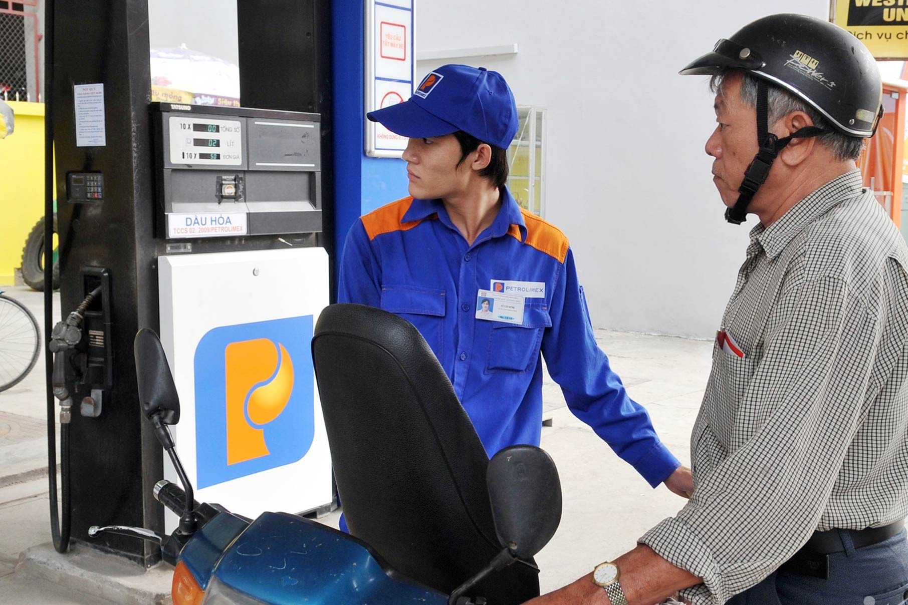 Los precios de la gasolina bajan en general a partir de las 3 p. m. de hoy.