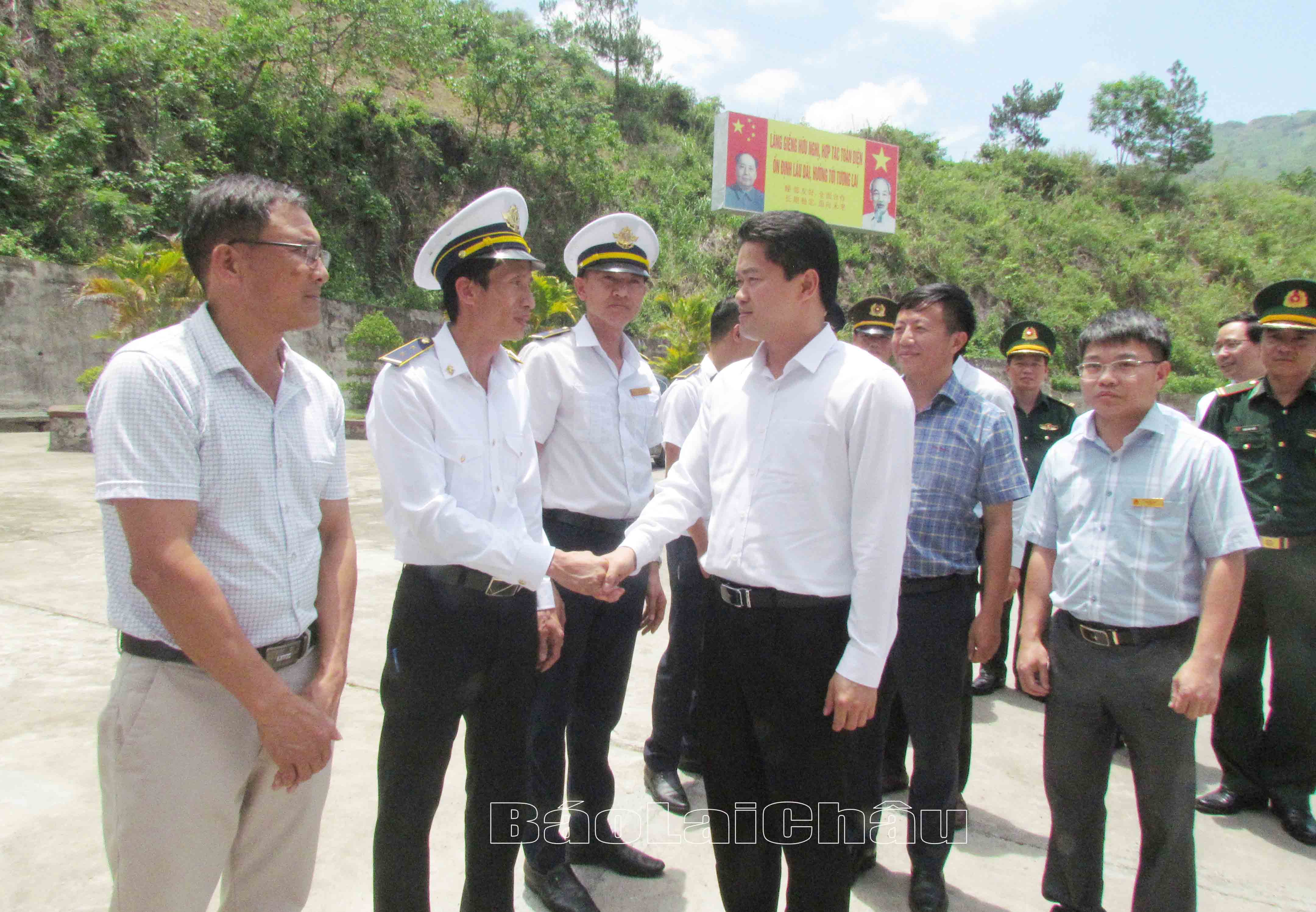 Đồng chí Vũ Mạnh Hà - Ủy viên dự khuyết Ban Chấp hành Trung ương Đảng, Phó Bí thư Tỉnh ủy thăm hỏi, động viên các lực lượng làm việc tại cửa khẩu Ma Lù Thàng.