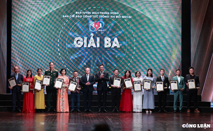 Prime Minister Pham Minh Chinh attends the 9th National Foreign Information Awards ceremony, photo 4