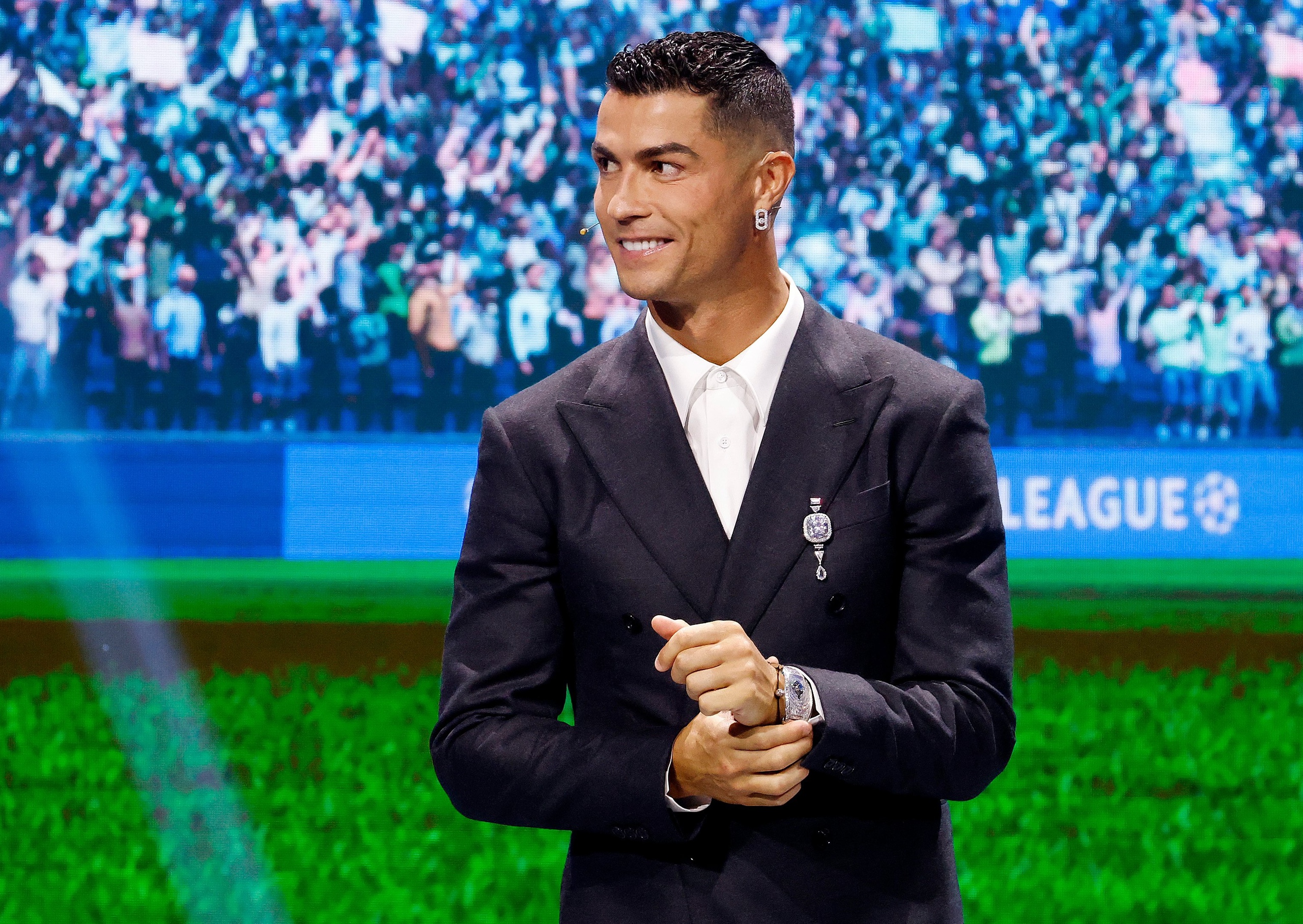 Ronaldo sẽ làm gì khi tài khoản YouTube vượt cột mốc tốp 50 chỉ sau 12 ngày?- Ảnh 1.