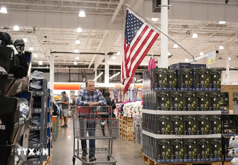 Los consumidores compran en un supermercado en California, EE. UU., el 15 de mayo de 2024. (Foto: THX/TTXVN)